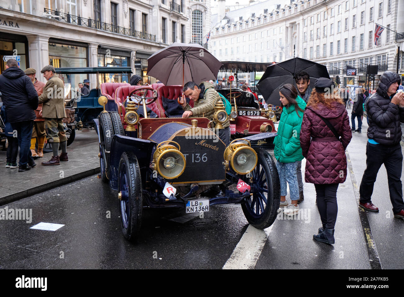 Westminster, England, UK. 2. November 2019. Die Regent Street Motor Show, ein Event, 125 Jahre fahrendes Fahrzeug, die heute an bewölkten Tag. Die Veranstaltung verfügen über viele der Fahrzeuge und Teilnehmer aus der Bonham Auto laufen Morgen aus London gehalten zu werden. Besucher trotzen Regen Inspektion Oldtimer. Quelle: JF Pelletier/Alamy Leben Nachrichten. Stockfoto