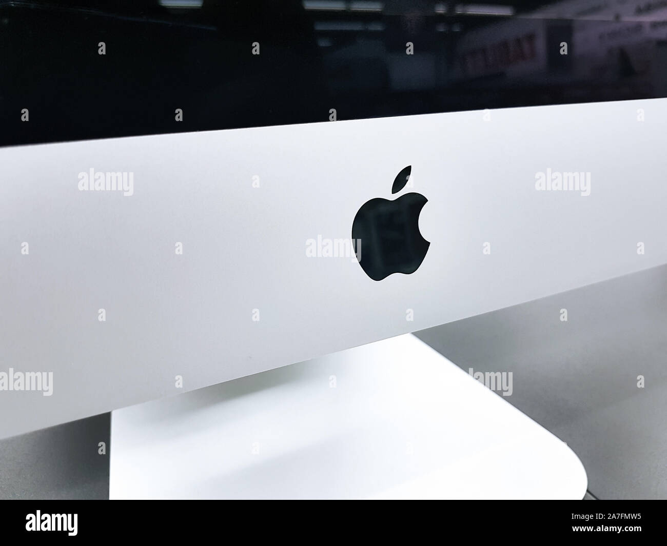 Tarnow, Polen - Oktober 14, 2019: das Apple Logo auf dem neuen iMac Pro die all-in-one-pc in der Apple Computer speichern. Stockfoto