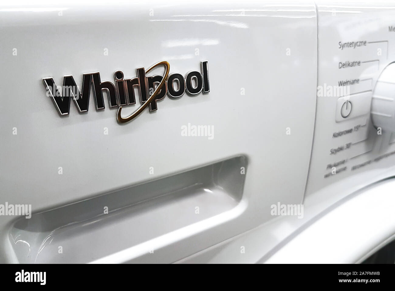 Tarnow, Polen - 14. Oktober 2019: Nahaufnahme der Whirlpool Waschmaschine  unterzeichnen. Der Whirlpool Corporation ist eine US-amerikanische  multinationale Hersteller Stockfotografie - Alamy