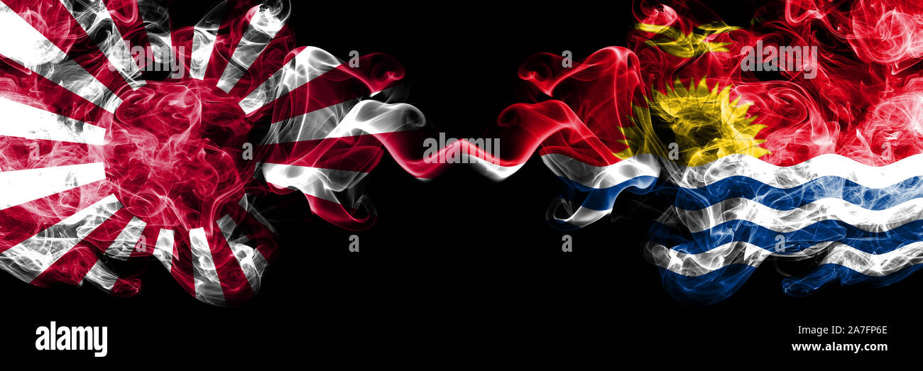 Japan Rising Sun Marine vs Kiribati smoky mystic Staaten Flaggen nebeneinander gestellt. Dicke farbige seidig Reisen abstract raucht Banner Stockfoto