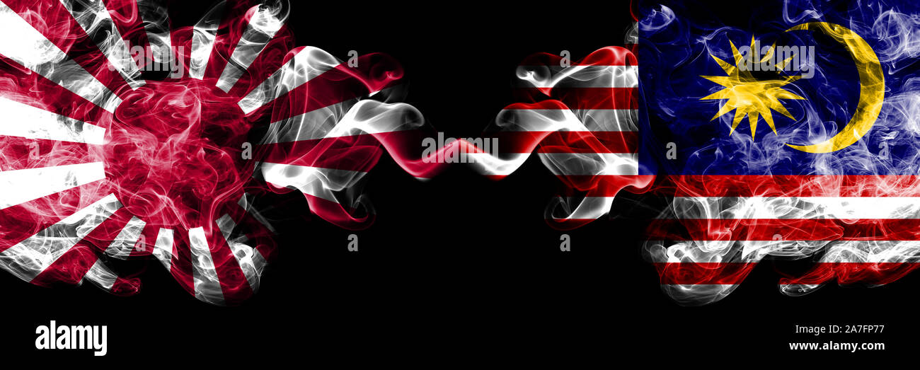 Japan Rising Sun Marine vs Malaysia, Malaysian smoky mystic Staaten Flaggen nebeneinander. Dicke farbige seidig Reisen abstract raucht Banner Stockfoto