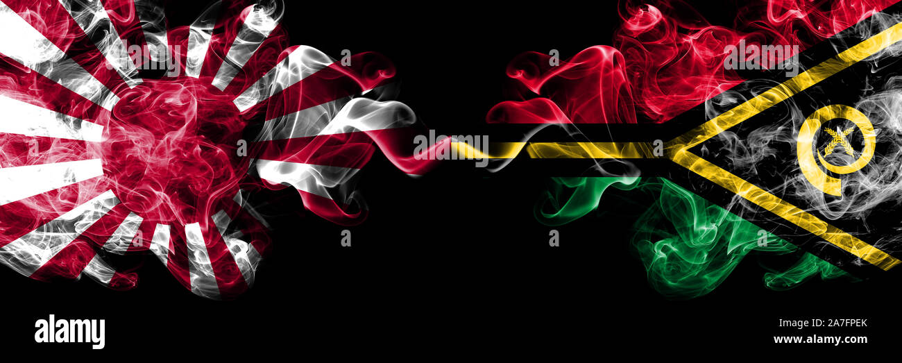 Japan Rising Sun Marine vs Vanuatu smoky mystic Staaten Flaggen nebeneinander gestellt. Dicke farbige seidig Reisen abstract raucht Banner Stockfoto