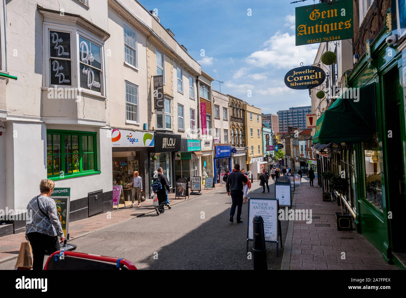 Boutiquen und Einzelhandelsgeschäfte auf Gabriel's Hill, Maidstone, Kent, an einem sonnigen Frühlingstag mit vielen Menschen in der Straße. Stockfoto