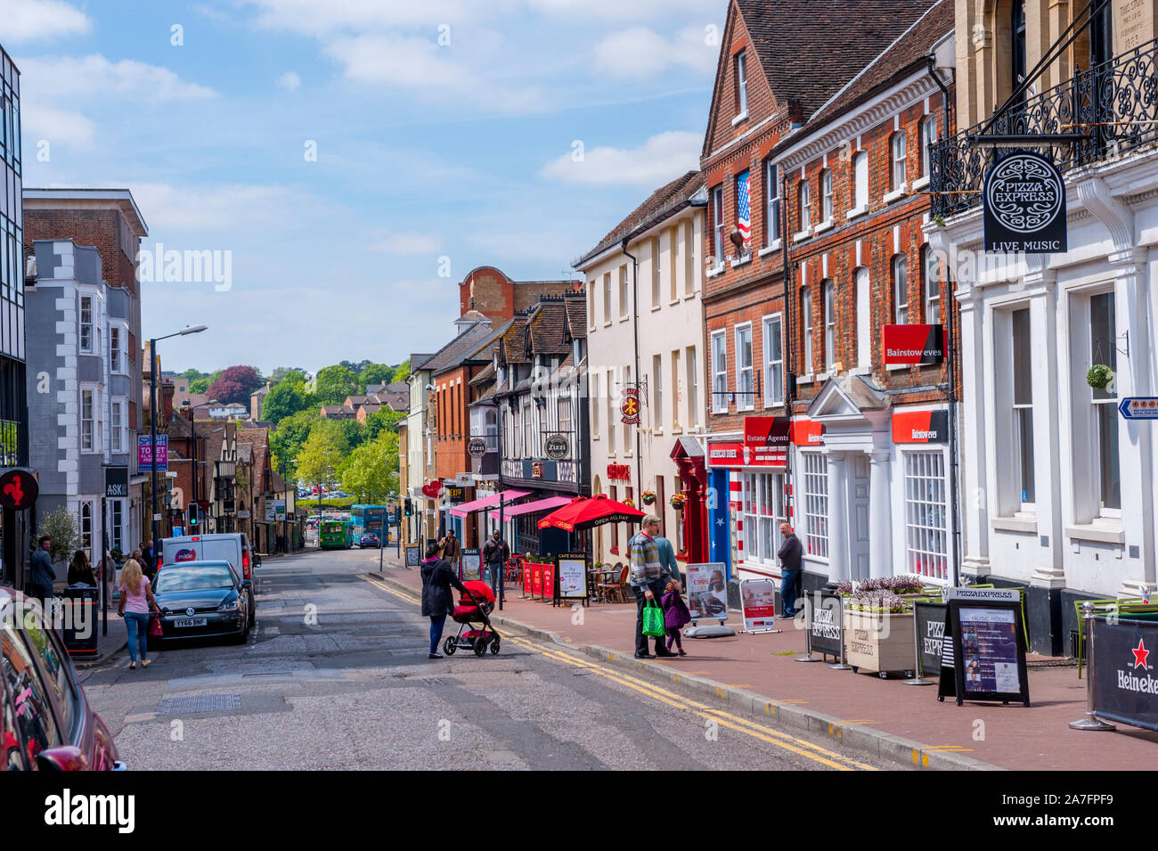 Auf der Suche Earl St, Maidstone, Kent, die Geschäfte und Restaurants auf der Straße Stockfoto