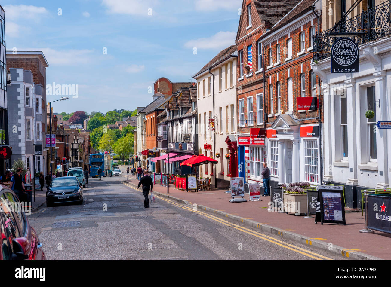 Auf der Suche Earl St, Maidstone, Kent, die Geschäfte und Restaurants auf der Straße Stockfoto