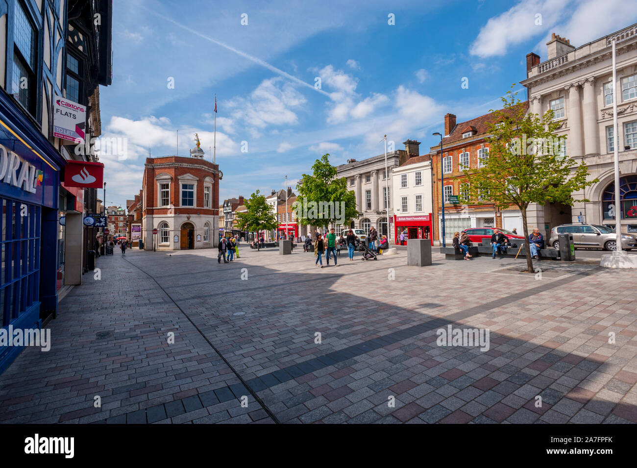 Auf der Suche nach Bank Street und High Street, Maidst = ein, Kent. An einem sonnigen Frühlingstag. Stockfoto