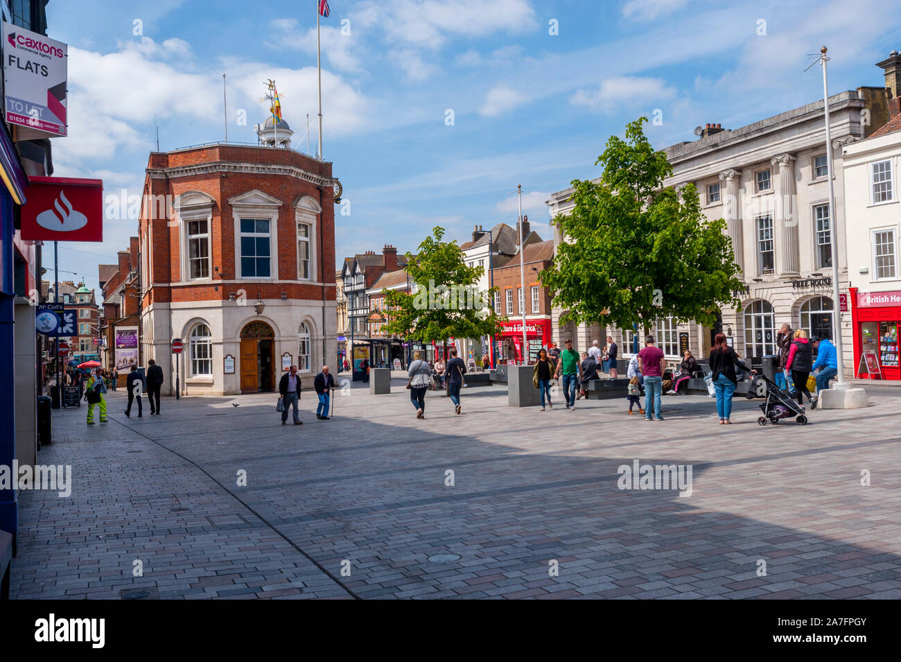 Auf der Suche nach Bank Street und High Street, Maidst = ein, Kent. An einem sonnigen Frühlingstag. Stockfoto