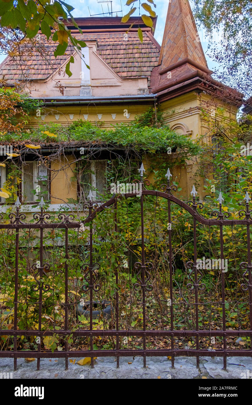 Beregovo, Ukraine - Oktober 18, 2019: Wohnhaus auf der Straße in der Stadt von Beregovo, ungarische Architektur. Stockfoto