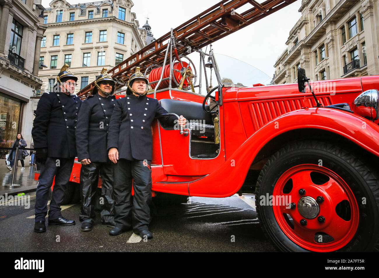 Regent Street, London, UK. 02 Nov, 2019. Gary, der Inhaber einer wunderschön restaurierten 1937 Fordson Fire Engine und seine "Crew" genießen Sie die Show. Der London Regent Street ist für den Tag Fußgängerzone die jährliche Route 66 Regent Street Motor Show Host, verfügt über ein breites Spektrum an schönen Autos auf Anzeige an die Öffentlichkeit, von klassischen Motoren zu den berühmten Supercars, Ultra-niedrige elektrische Fahrzeuge und legendären Route 66 Americana Automobile. Credit: Imageplotter/Alamy Live News Credit: Imageplotter/Alamy leben Nachrichten Stockfoto
