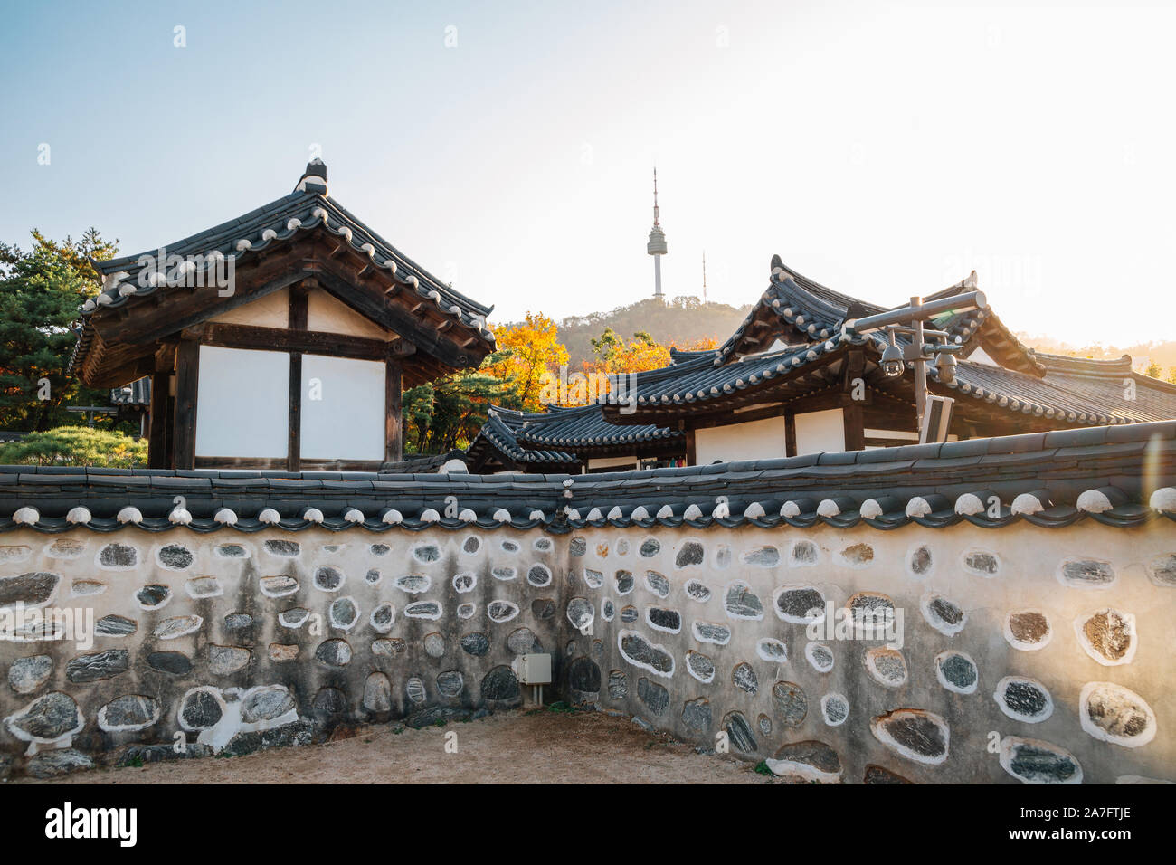 Namsangol Hanok Village, koreanische traditionelle Häuser und Namsan Seoul Tower im Herbst in Seoul, Korea Stockfoto