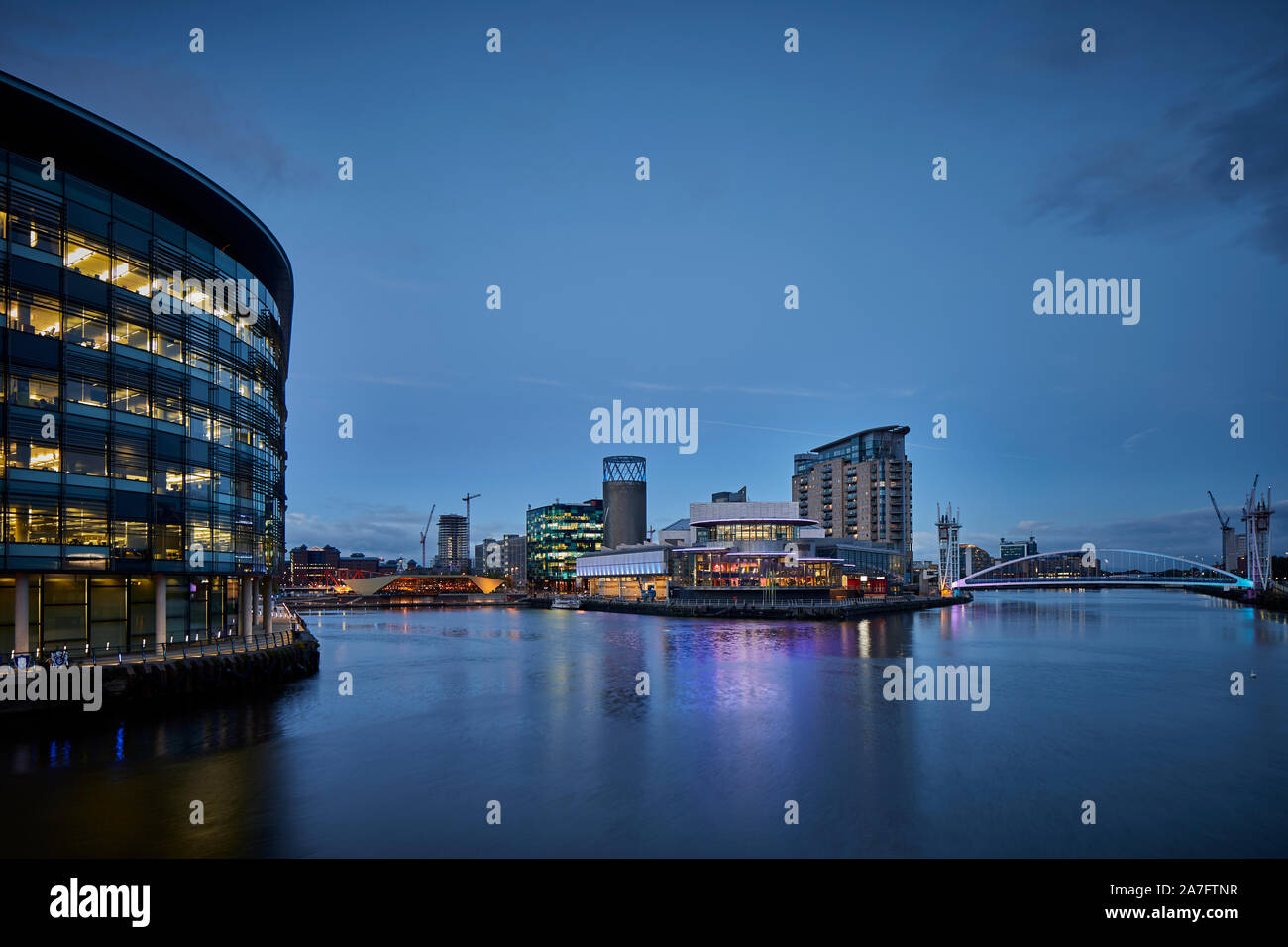 Nacht in MediacityUK Salford Quays regeneriert Docks, Lowry Theatre und BBC-Büros und Millennium Bridge Stockfoto