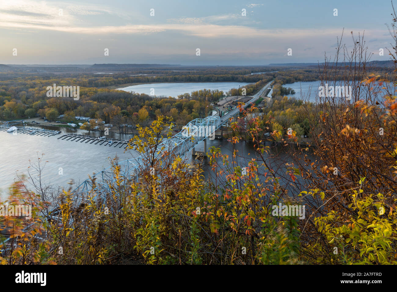 Eine Brücke, die den Mississippi River Crossing im Herbst. Stockfoto