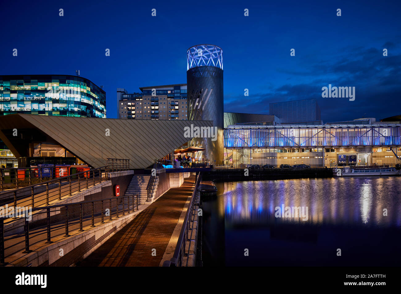 Nacht in MediacityUK Salford Quays regeneriert Docks, Reid Architekten Alchemist Media City mit Lowry Theater auf der Becken Stockfoto