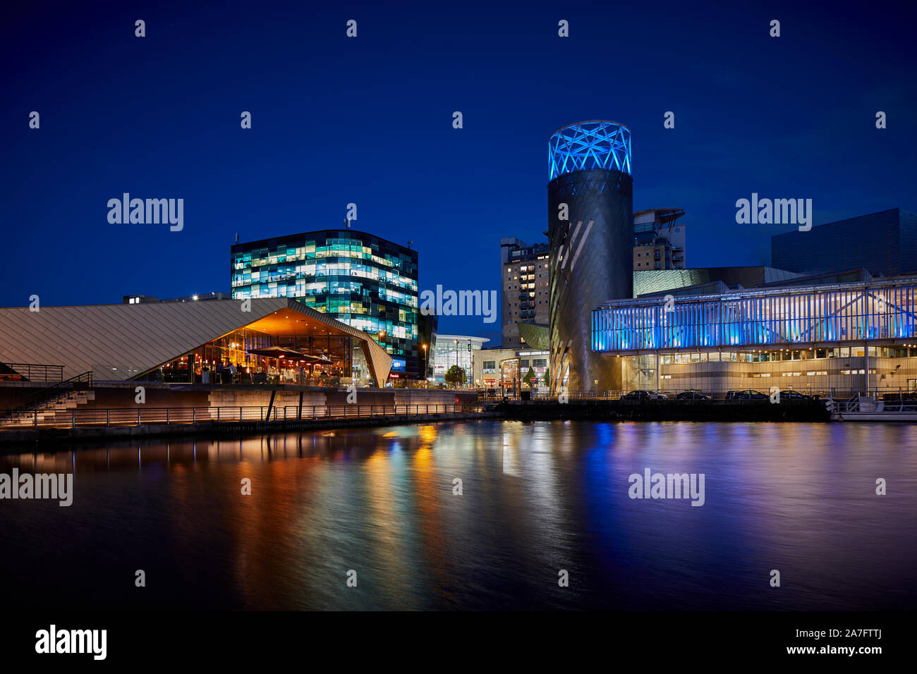 Nacht in MediacityUK Salford Quays regeneriert Docks, Reid Architekten Alchemist Media City mit Lowry Theater auf der Becken Stockfoto