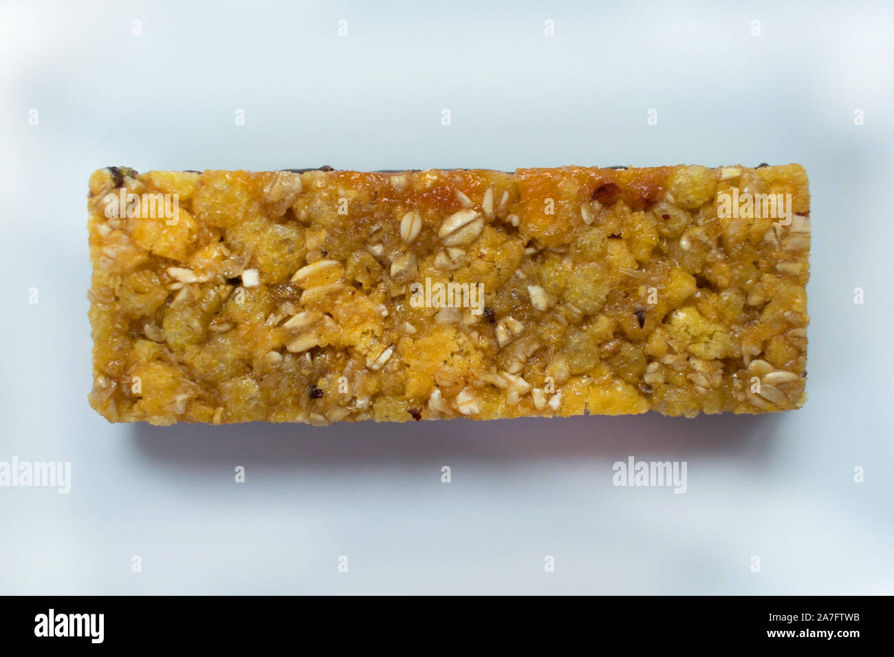 Ein müsliriegel ist auf einem weißen Hintergrund. Stockfoto