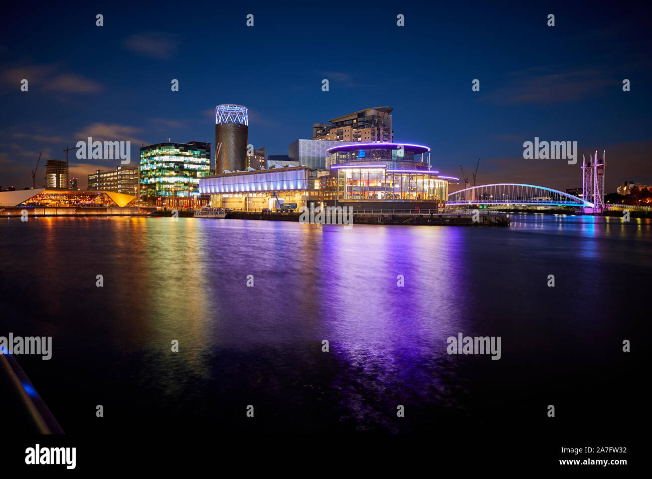 Nacht in MediacityUK Salford Quays regeneriert Docks, Lowry Theatre Stockfoto