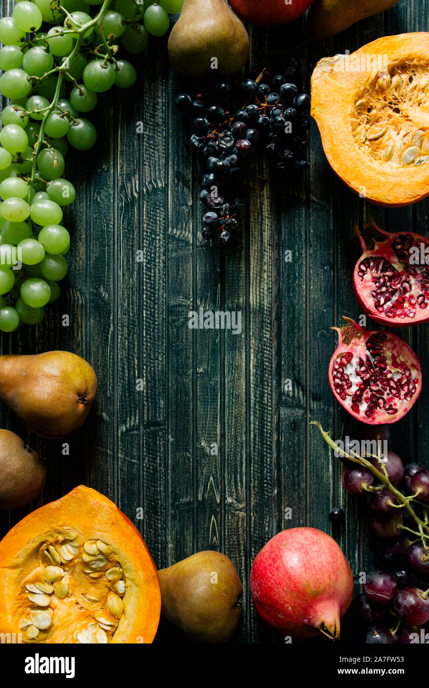 Die herbstlichen Obst, gesundes Müsli Hintergrund, typischen Früchte der herbstlichen Jahreszeit, biologisch angebaute, runden Schalen voller gesunder Getreide Hafer Stockfoto