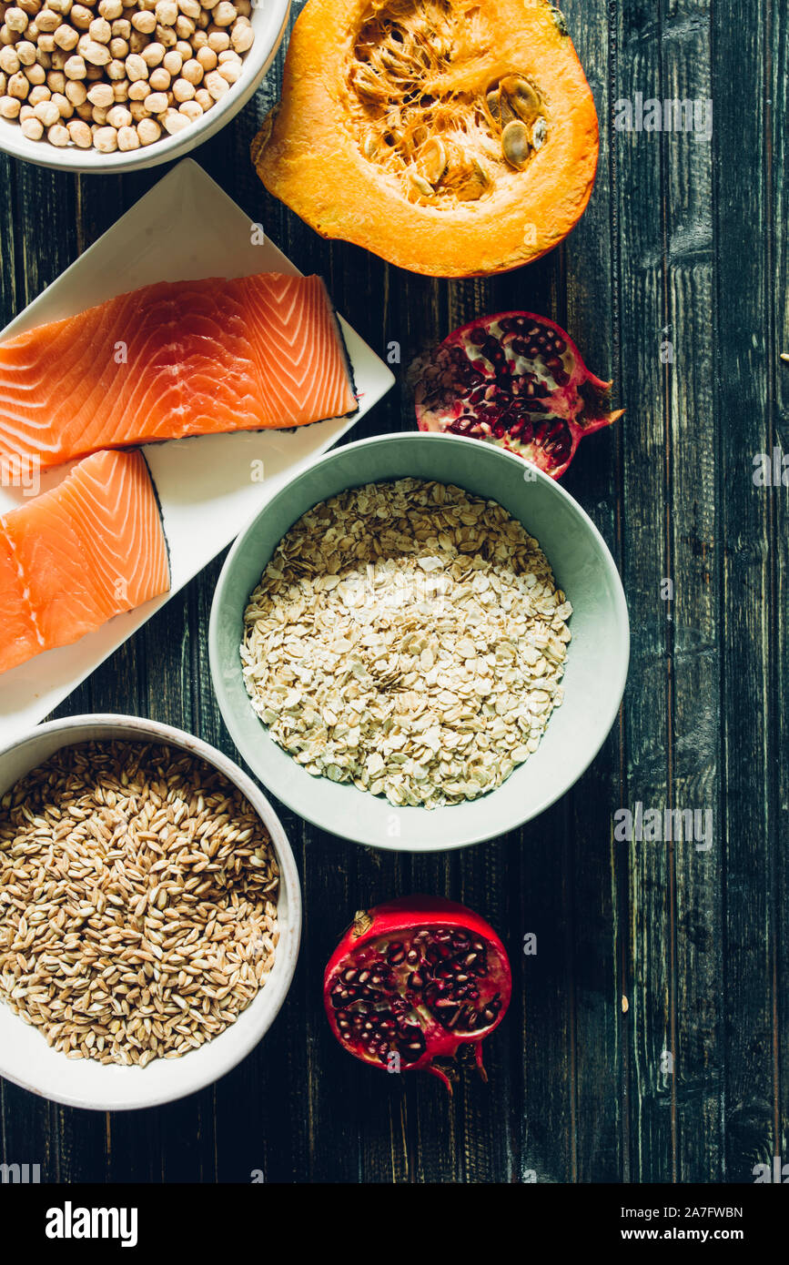 Die herbstlichen Obst, gesundes Müsli Hintergrund, typischen Früchte der herbstlichen Jahreszeit, biologisch angebaute, runden Schalen voller gesunder Getreide Hafer Stockfoto