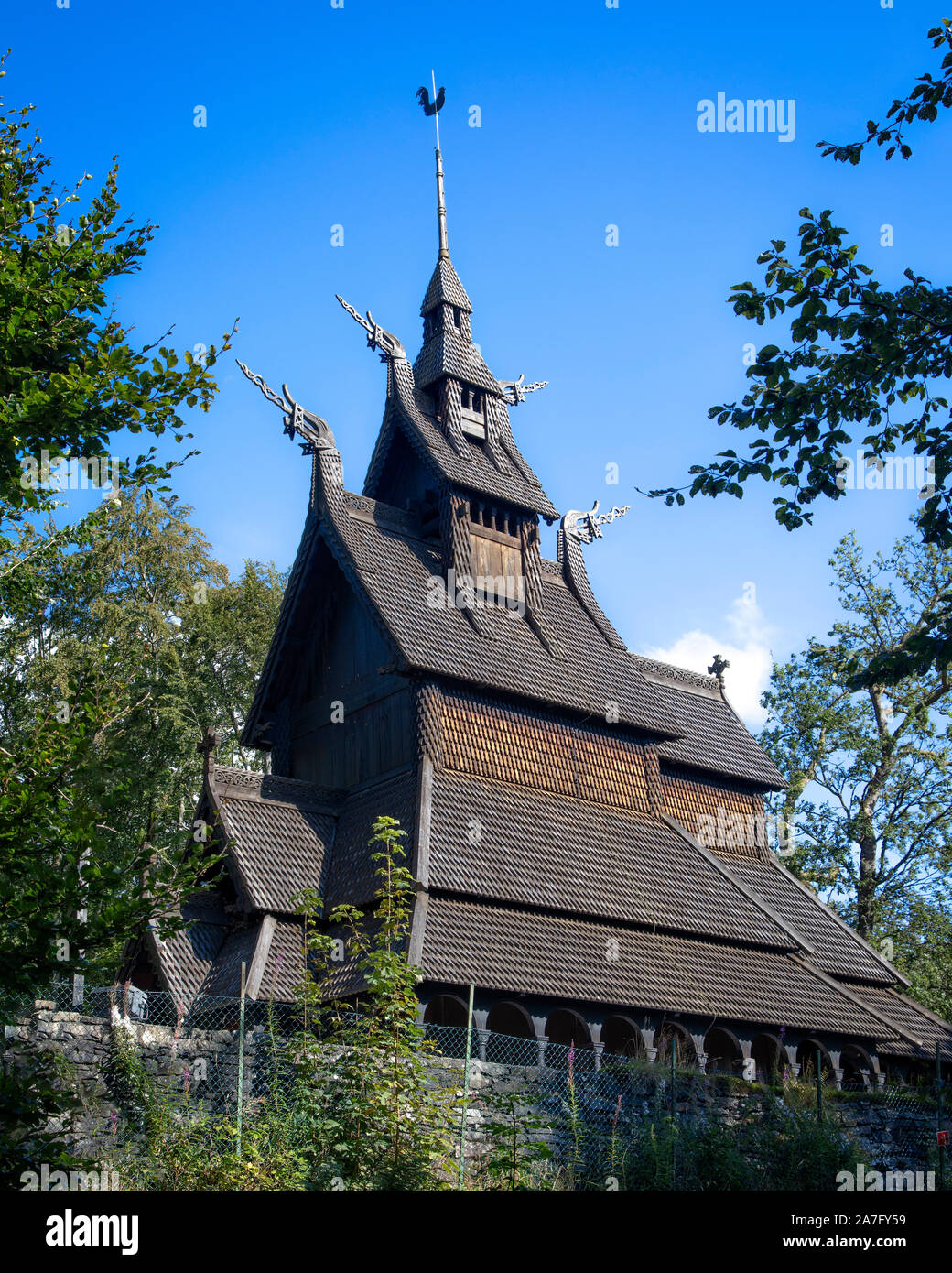 Die Fantoft Stabkirche ist alle Holz- und war ursprünglich um das Jahr 1150 bei Fortun in Sogn, einem Dorf in der Nähe der inneren oder östlichen Ende der Sogne gebaut Stockfoto