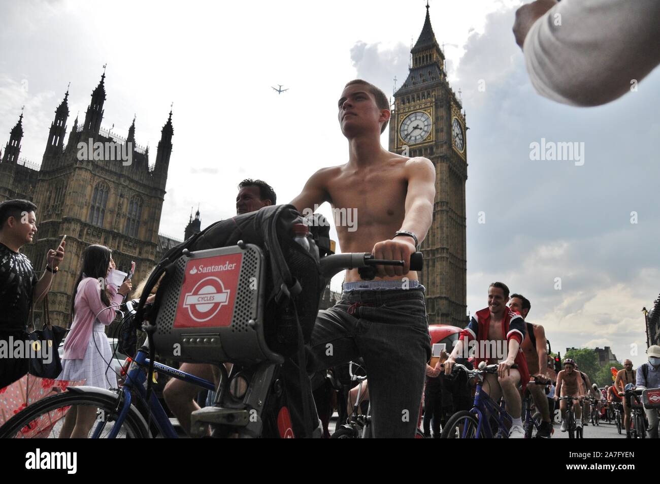 Umweltschützer Zyklus nackt durch London, aus Protest gegen die Schäden durch Verkehr, auf fossile Brennstoffe angewiesen. Stockfoto