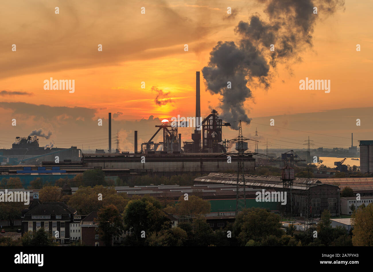 Sonnenuntergang über der Schwerindustrie im Ruhrgebiet in der Nähe von Duisburg Stockfoto