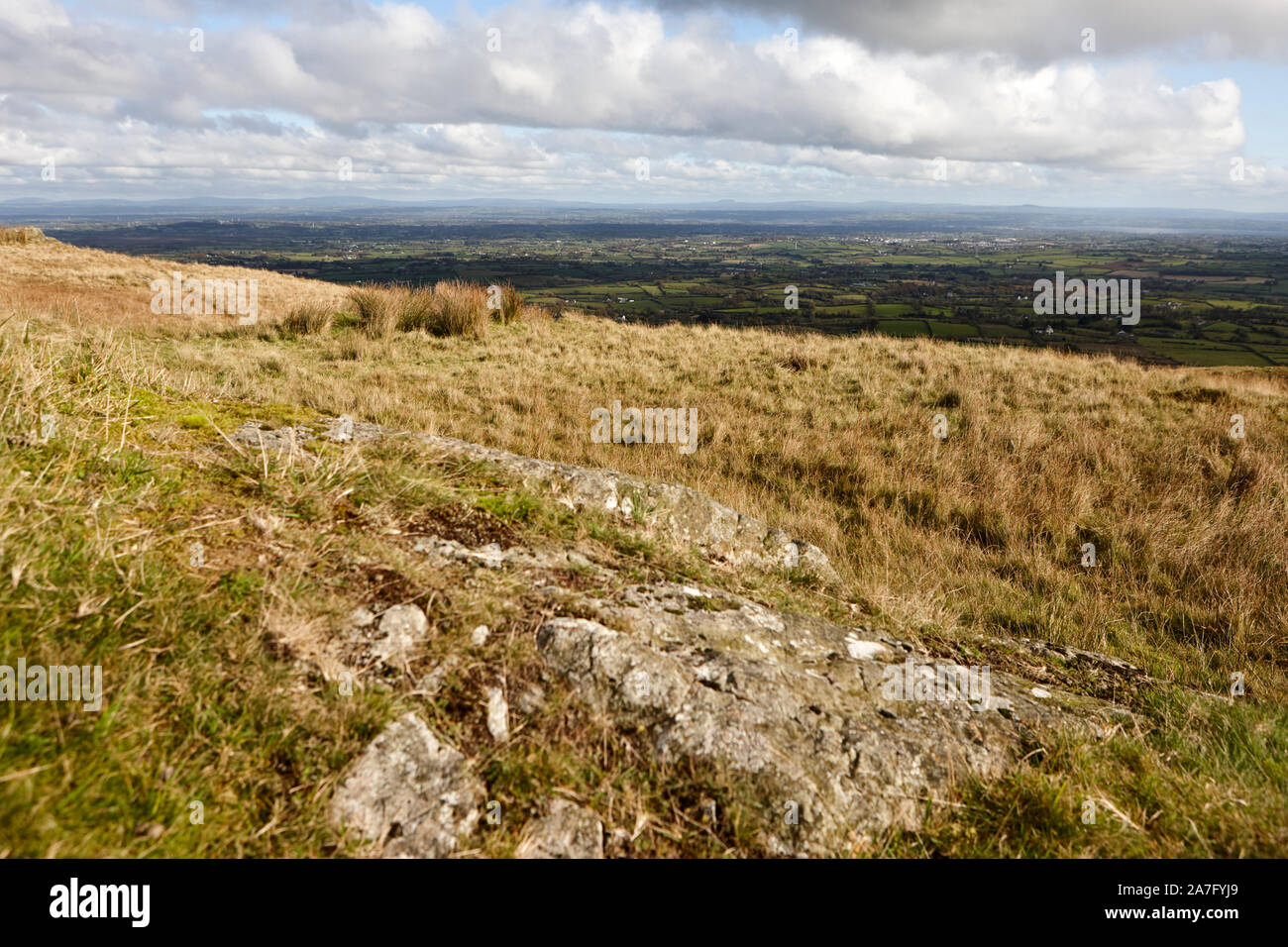 Herbst Blick von Slieve Gallion über County Derry und County Antrim Nordirland mit Rock durchzugehen, im Vordergrund. Stockfoto