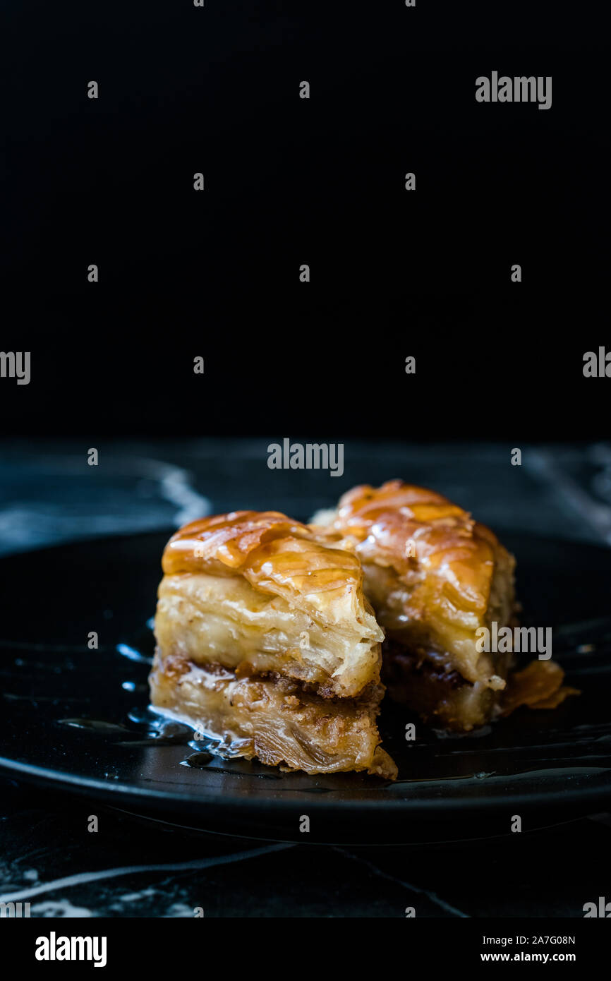 Hausgemachte türkische Dessert organische Baklava mit Honig ...