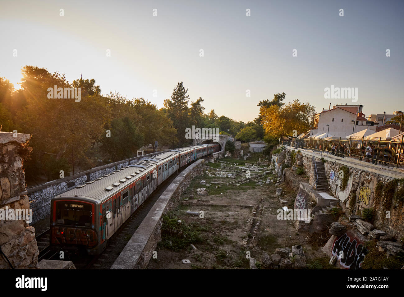 Athen, die Hauptstadt Griechenlands, der Athener U-Bahn Graffiti umfasst Autos auf der grünen Linie" Ilektriko' U-Bahn Kunst Stockfoto