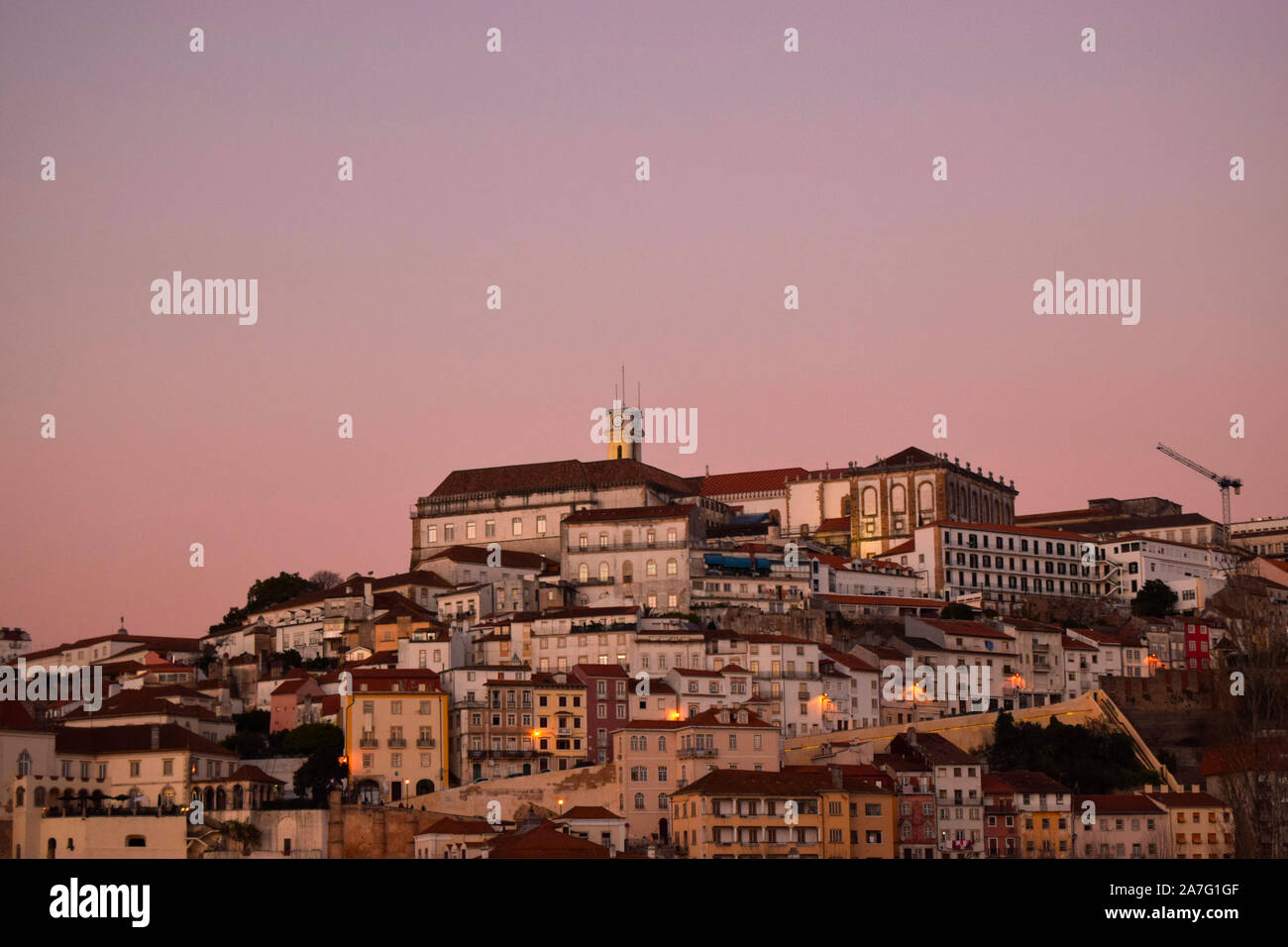 Goldene Stunde Abendansicht des alten Zentrums von Coimbra Portugal Stockfoto