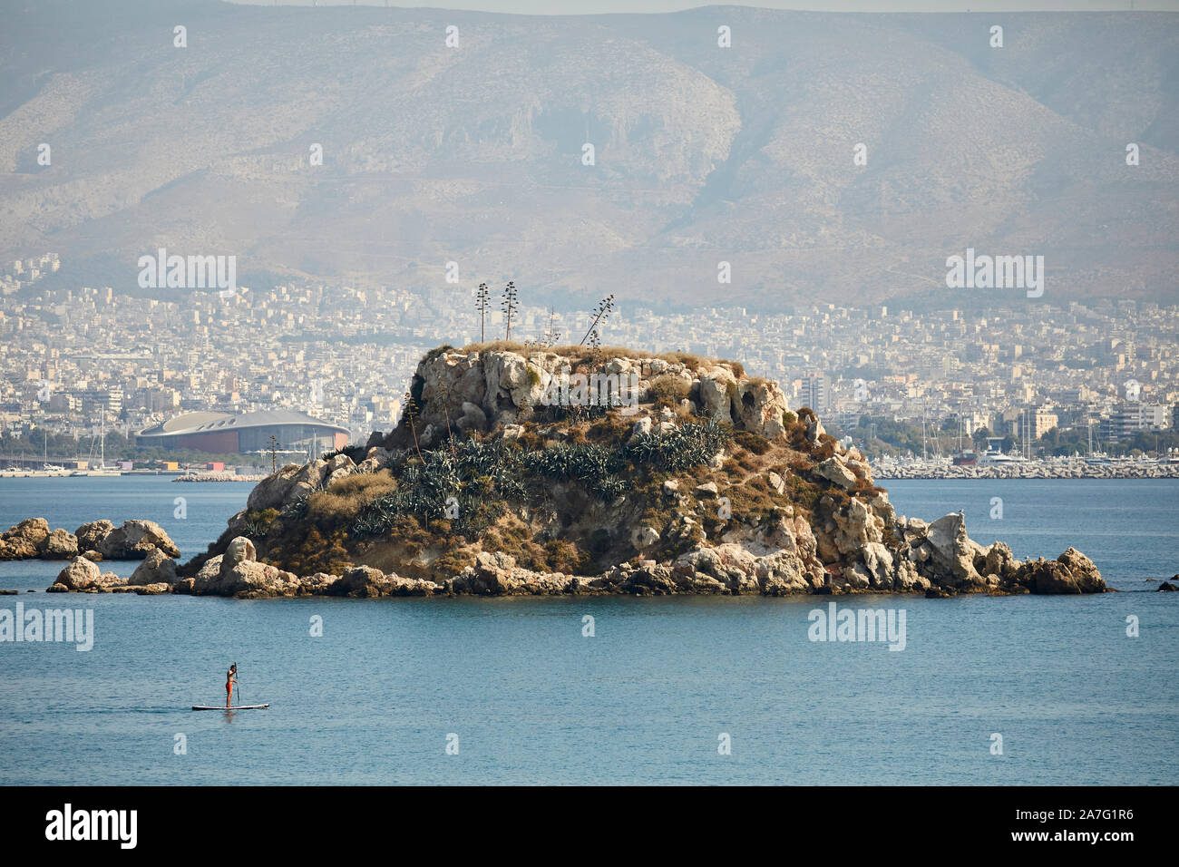 Der Hafen von Piräus Stadt Griechenland, Strand Votsalakia Koumoundourou Insel im Saronischen Golf Stockfoto