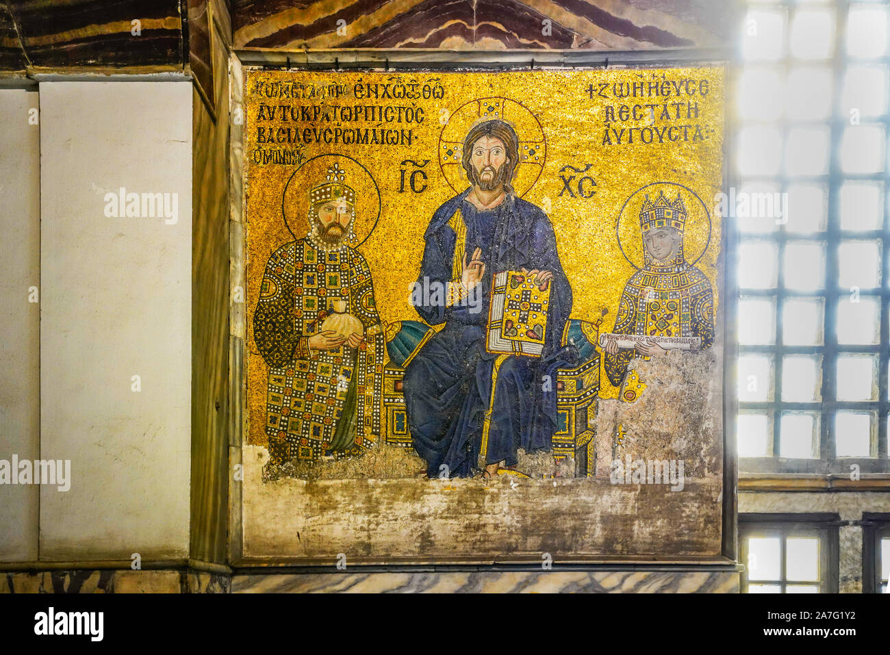 Mosaik aus dem 12. Jahrhundert, Kaiser Johannes II Komnenos auf der linken Seite, seine Frau die Kaiserin Eirene auf der rechten Seite. Der Kaiser und seine Frau Geld zu spenden. Stockfoto