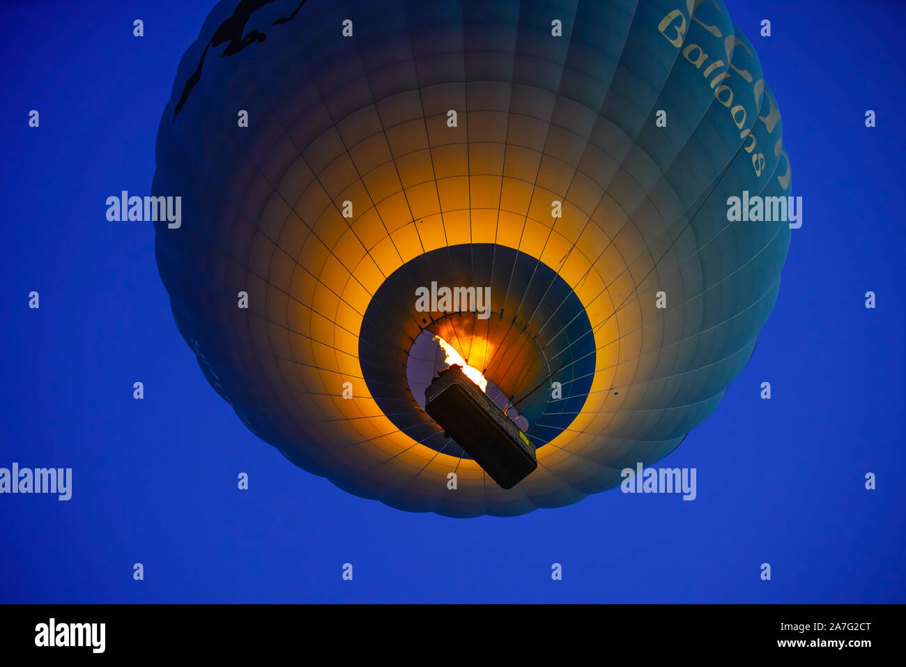 Heißluftballon fliegen über erstaunliche Rock Landschaft Kappadokien, Anatolien, Türkei. Stockfoto