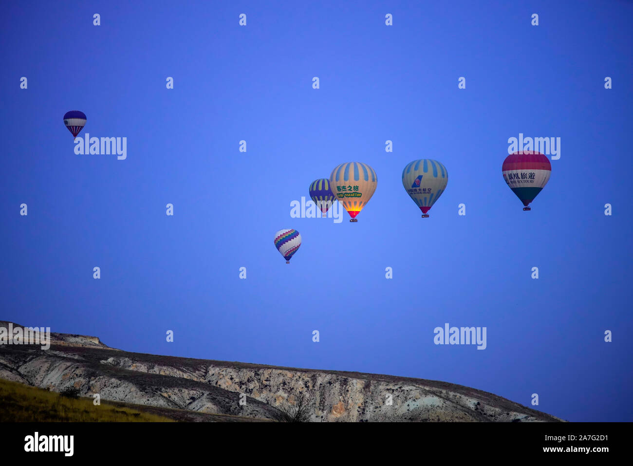 Heißluftballon fliegen über erstaunliche Rock Landschaft Kappadokien, Anatolien, Türkei. Stockfoto