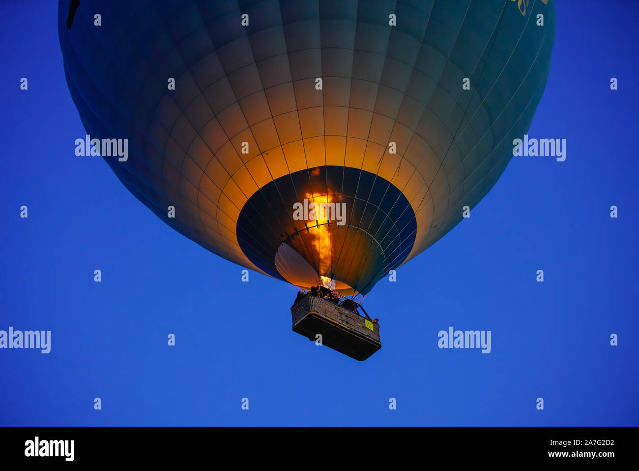 Heißluftballon fliegen über erstaunliche Rock Landschaft Kappadokien, Anatolien, Türkei. Stockfoto