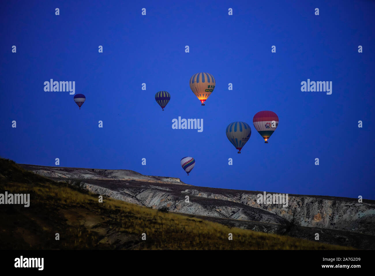 Heißluftballon fliegen über erstaunliche Rock Landschaft Kappadokien, Anatolien, Türkei. Stockfoto