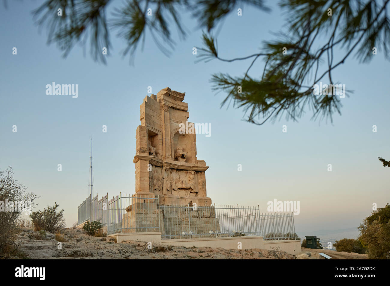 Athen, die Hauptstadt Griechenlands historische Wahrzeichen Denkmal von Philopappos Grab & Denkmal Ruinen errichtet im 2. Jahrhundert nach oben von Muse Hill, Akropolis. Stockfoto