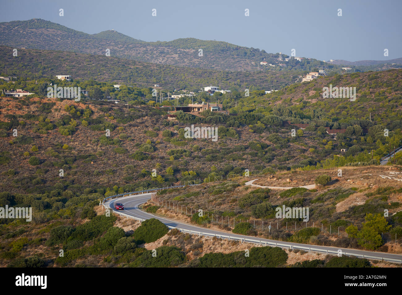 Griechenland, griechische kurvenreiche Straße zu Souniou in der südlichen Spitze entlang der Küstenstraße Stockfoto