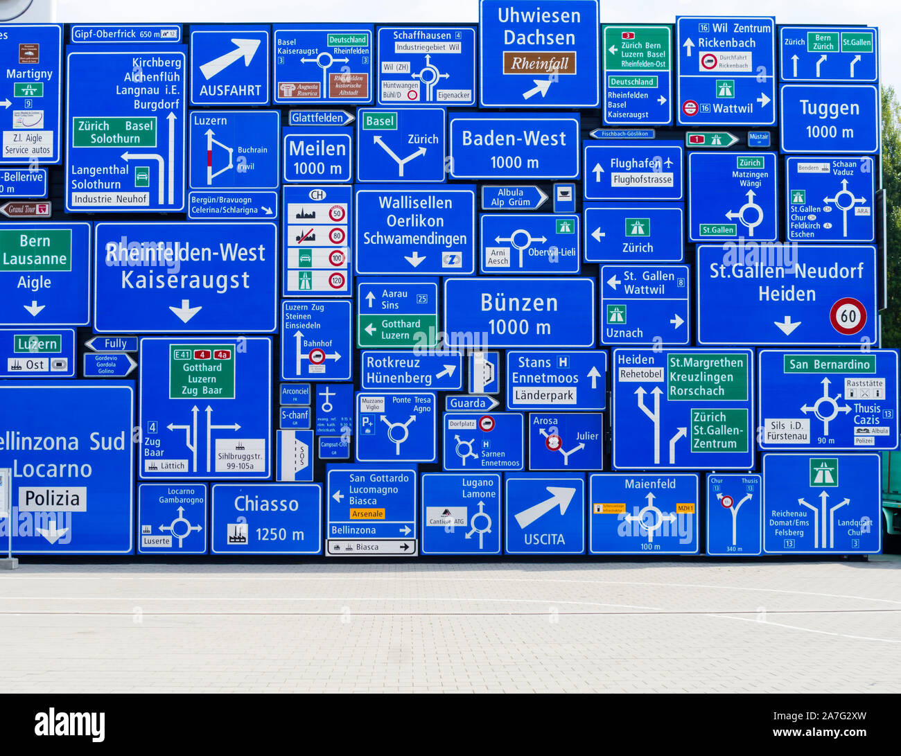 Verwirrende Verkehrszeichen Stockfotos und -bilder Kaufen - Alamy