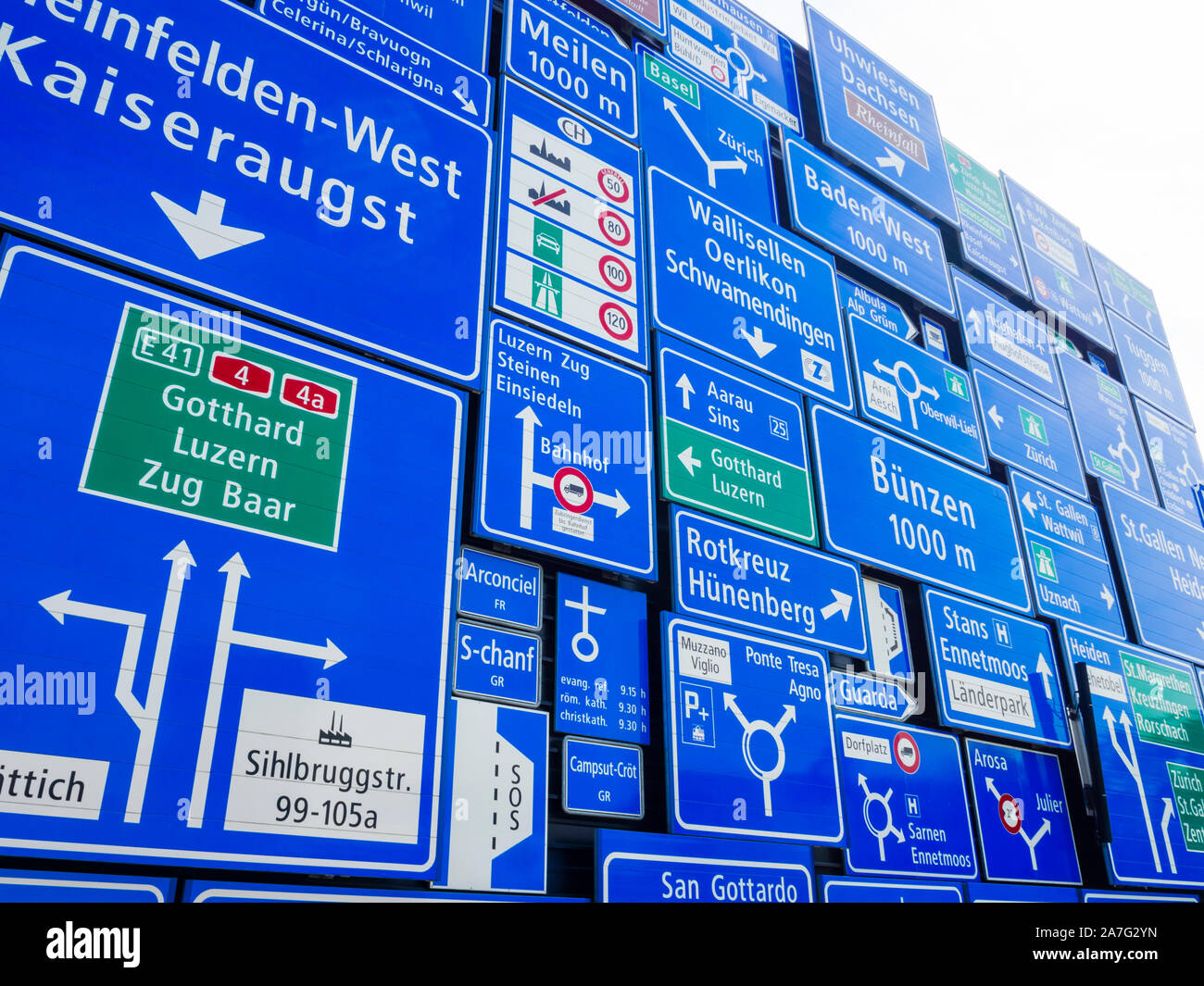 Viele verworfen Verkehrszeichen hängen als Dekoration außerhalb des  Verkehrshaus der Schweiz in Luzern, Schweiz Stockfotografie - Alamy