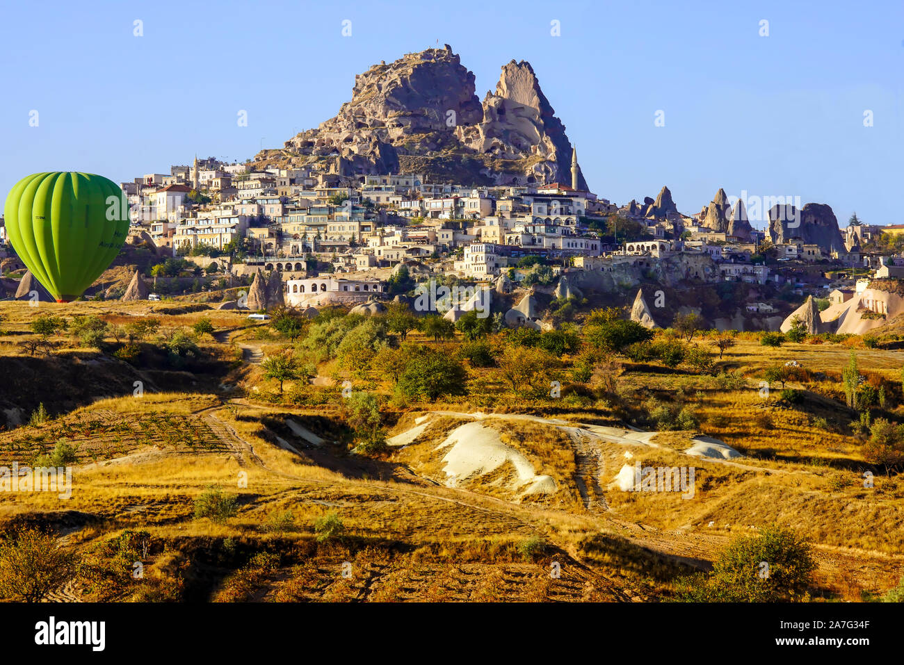 Hot rir ballon Fliegen über erstaunliche Rock Landschaft, Kappadokien, Anatolien, Türkei. Stockfoto