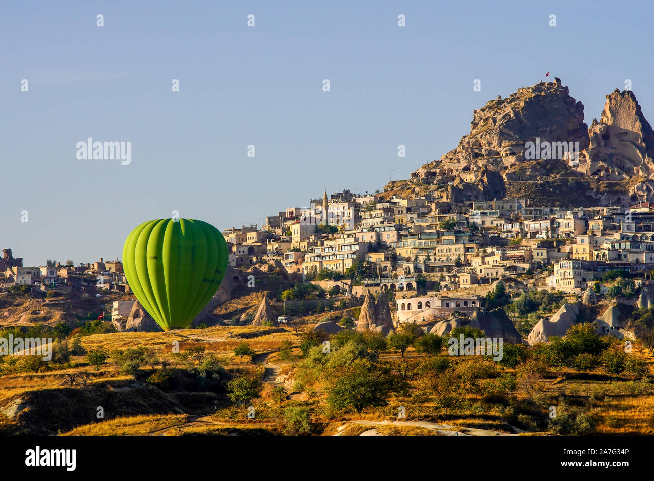 Heißluftballon fliegen fver erstaunliche Rock Landschaft, Kappadokien, Anatolien, Türkei. Stockfoto