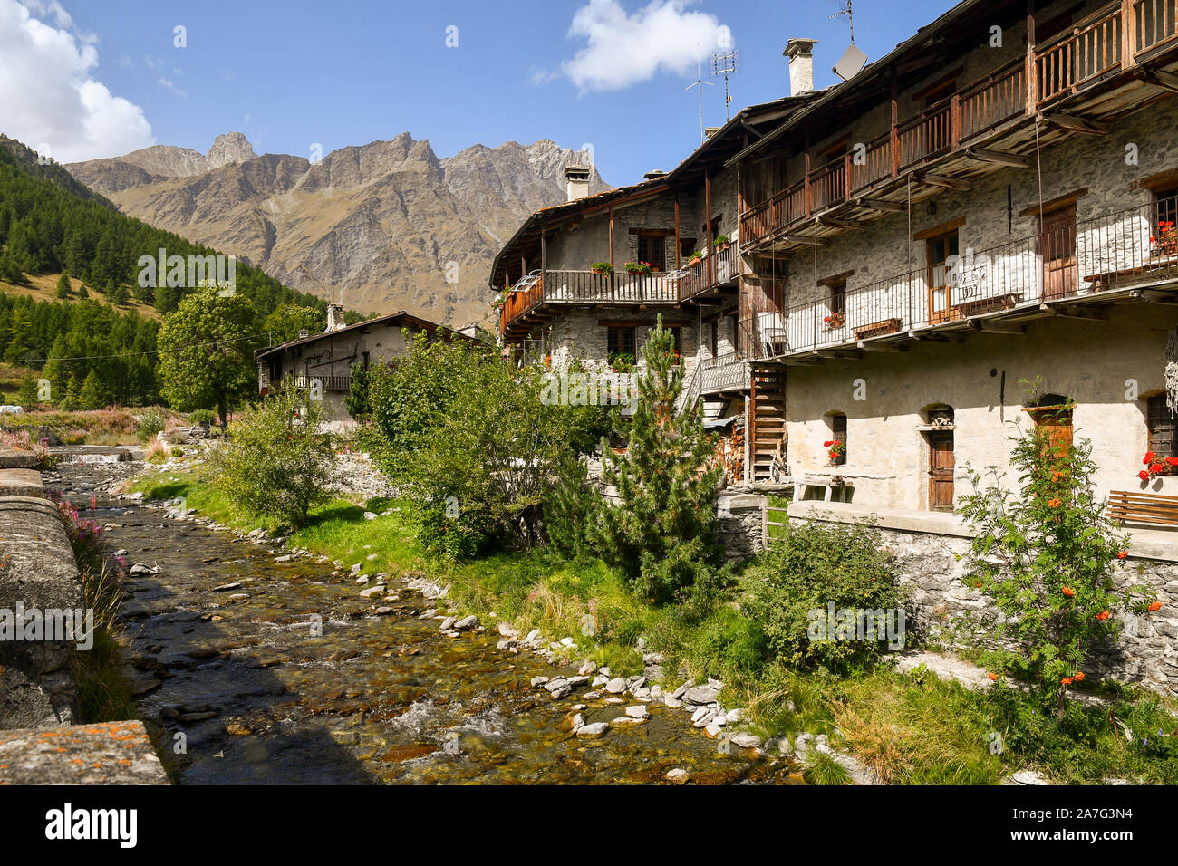 Malerischer Blick auf die Alpine Dorf Chianale, eines der schönsten Dörfer Italiens, mit der varaita Fluss im Sommer, Cuneo, Piemont, Italien Stockfoto