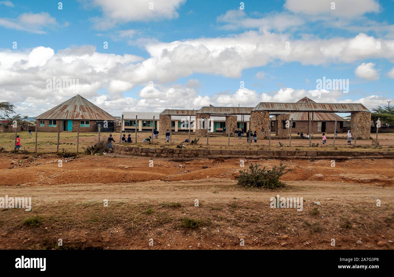 NAIVASHA, KENIA - Mai, 2014: Typische shopping street scene mit Fußgängern in Naivasha, Kenia Stockfoto