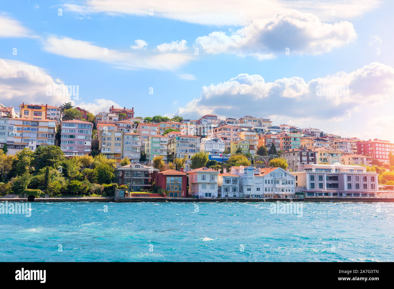 Istanbul Gebäude am Ufer des Bosporus, Türkei Stockfoto