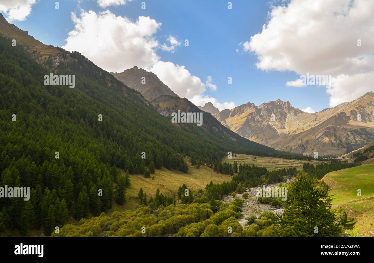 Malerischer Blick auf die varaita Tal am Fuße der Cottischen Alpen mit der varaita Fluss im Sommer Chianale, Agnello Pass, Cuneo, Piemont, Italien Stockfoto