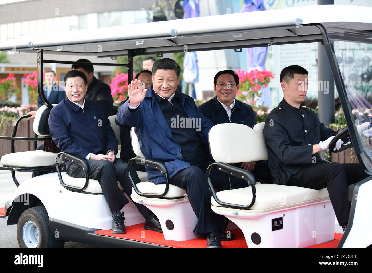 (191102) - SHANGHAI, November 2, 2019 (Xinhua) - der chinesische Präsident Xi Jinping, auch Generalsekretär der Kommunistischen Partei Chinas und Vorsitzender der Zentralen Militärkommission, macht eine Inspektion im Yangpu District Shanghai, China, November 2, 2019. Xi gingen auf eine Inspektionsreise in Chinas hub Shanghai Samstag. (Xinhua / Xie Huanchi) Stockfoto