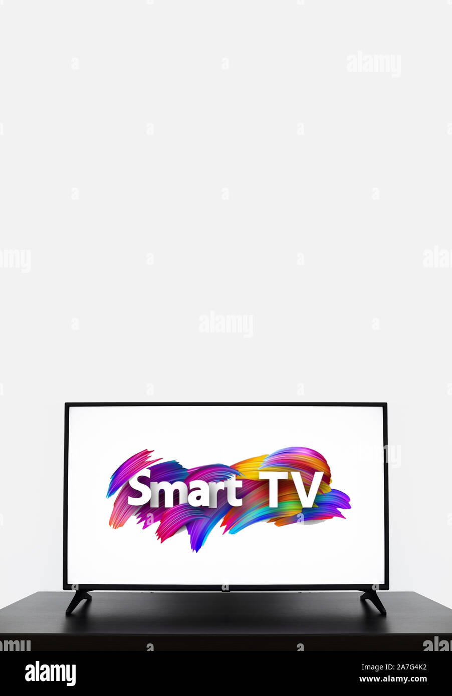 Nahaufnahme von LCD4K Fernsehen mit leerer Bildschirm standinding auf TV-Standfuß. Mock up Smart TV Stockfoto