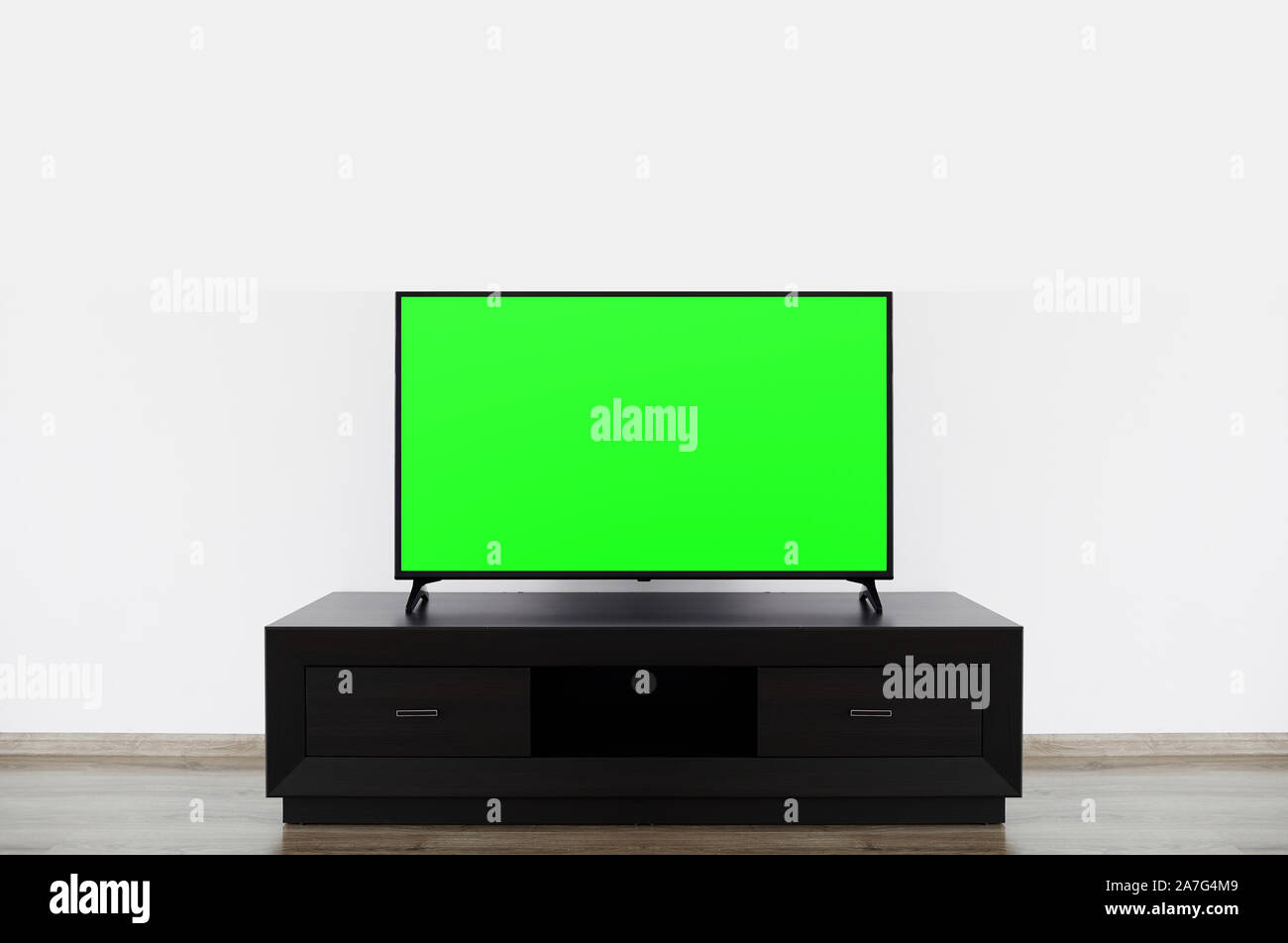 Nahaufnahme von LCD4K Fernsehen mit leerer Bildschirm standinding auf TV-Standfuß. Mock up Smart TV Stockfoto