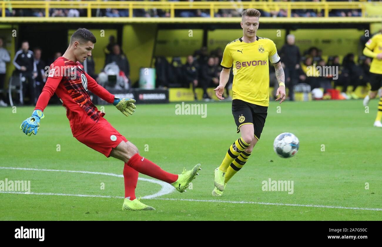 Dortmund, Deutschland. 02 Nov, 2019. Dortmund, Deutschland. 02. Nov 2019. BVB Borussia Dortmund - VfL Wolfsburg Duelle Marco Reus gegen Pervan | Verwendung der weltweiten Kredit: dpa/Alamy leben Nachrichten Stockfoto