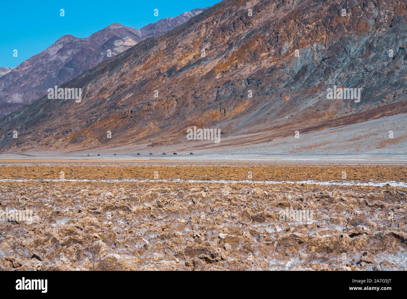 Death Valley Road Trip. Badwater Basin und die Berge reichen Stockfoto